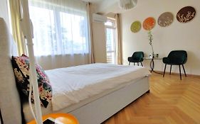 Big Stay - 4 Bedroom, 2 Bathroom Central Apartment With Ac